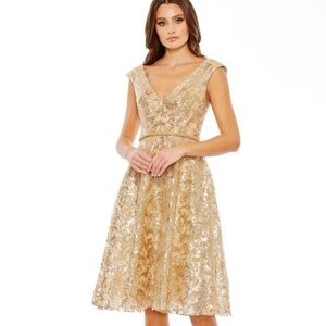 Size 6 NWT Mac Duggal 68012 Gold Sequined V Neck Cap Sleeve Dress